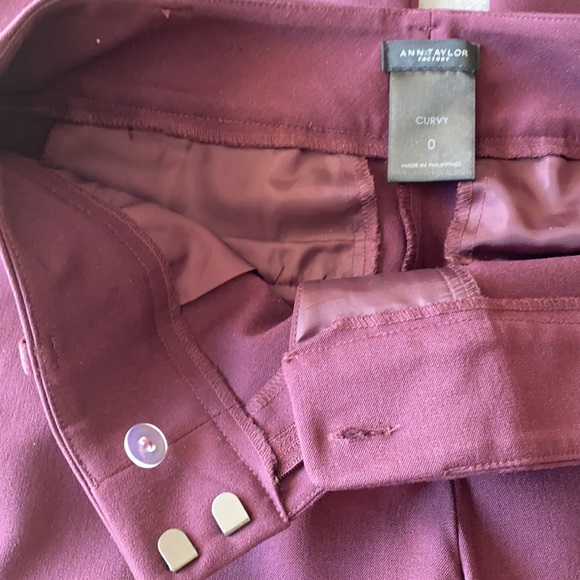 Women’s Ann Taylor Wine/Maroon straight Leg Pant. - Picture 4 of 4